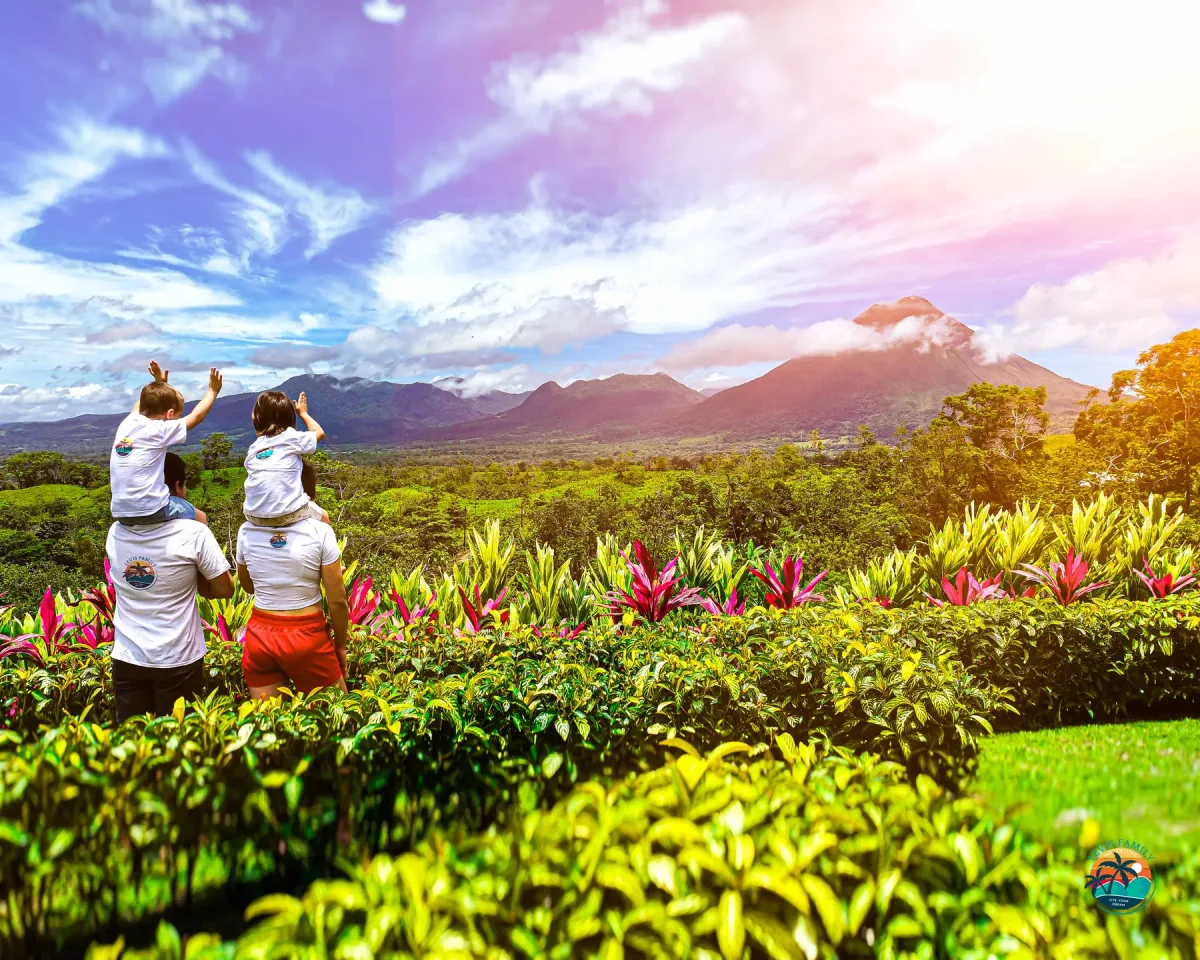 La famille Levis découvre le paysage du volcan Arenal, au Costa Rica