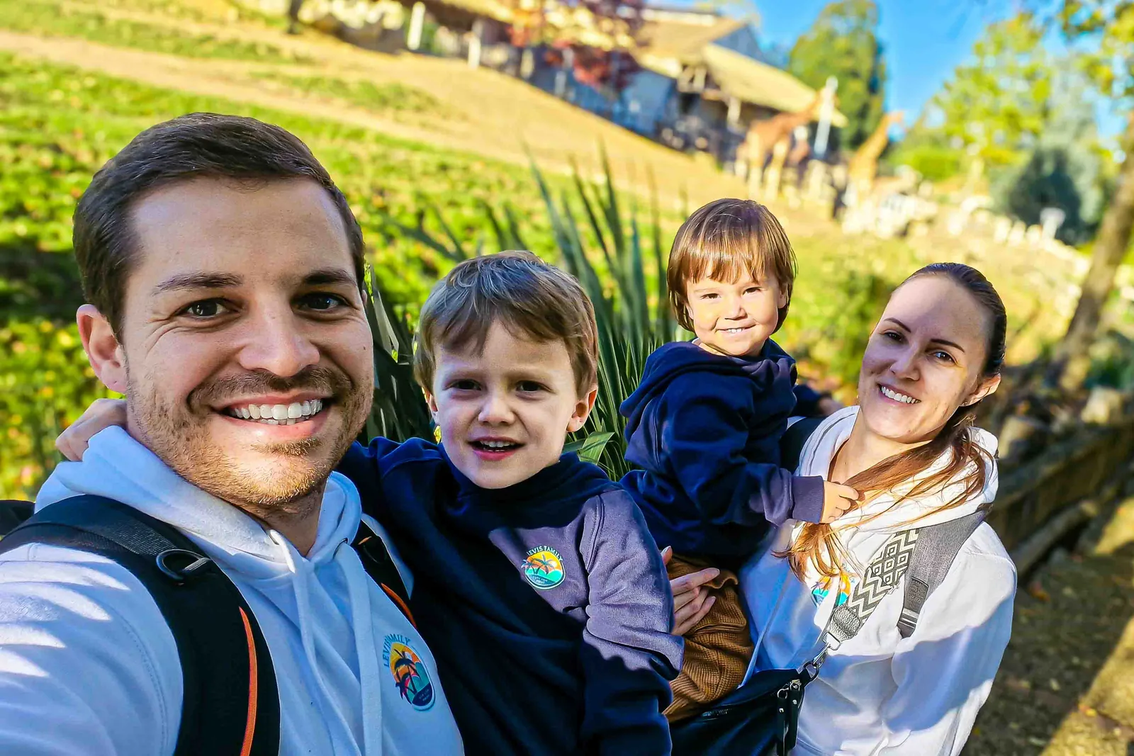 Julien et Gwendoline Levis avec leurs enfants Loïs et Livio
