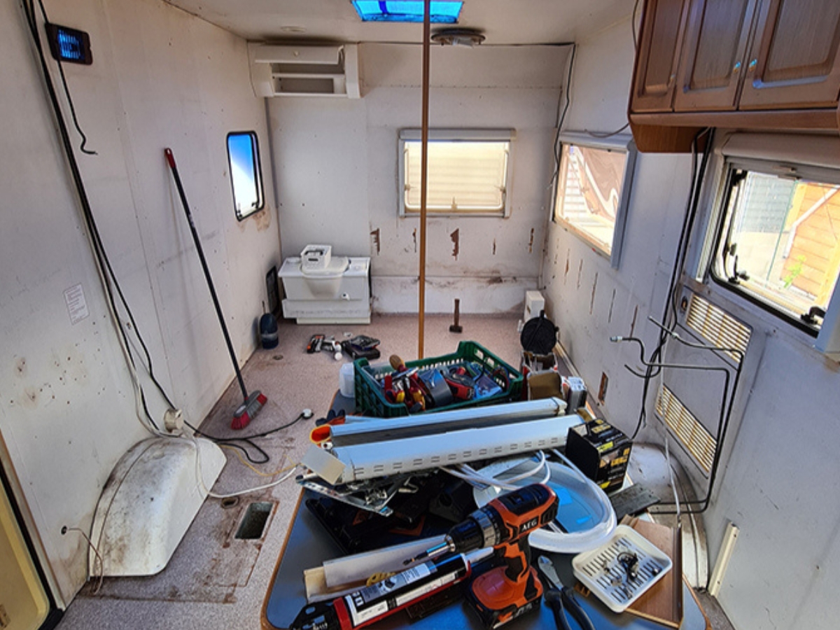 Première caravane rénovée, début de la vie nomade familiale