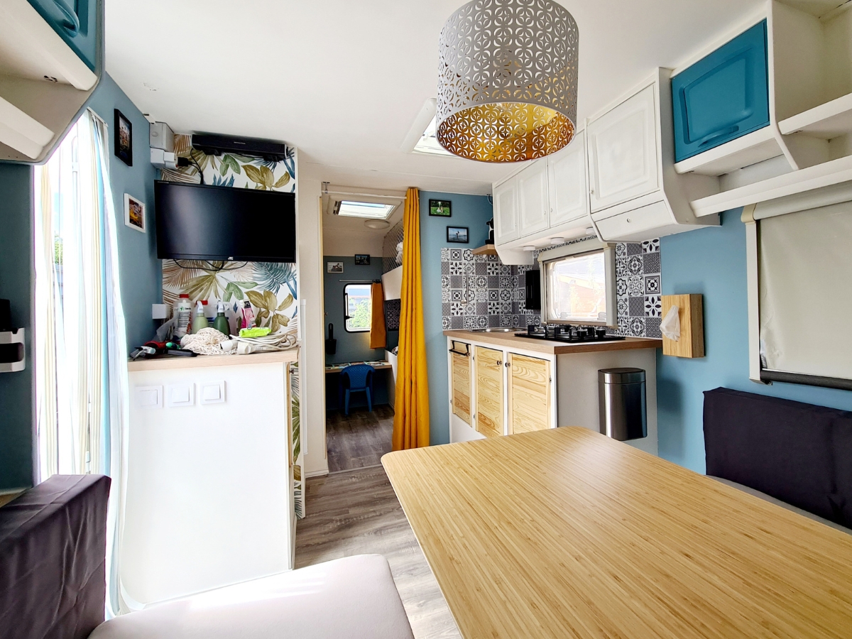 Intérieur de la première caravane, vie compacte et autonomie